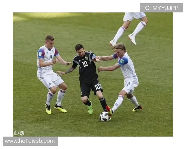 韩国足球明星携手参与综艺节目展现球场外的真实生活与幽默魅力